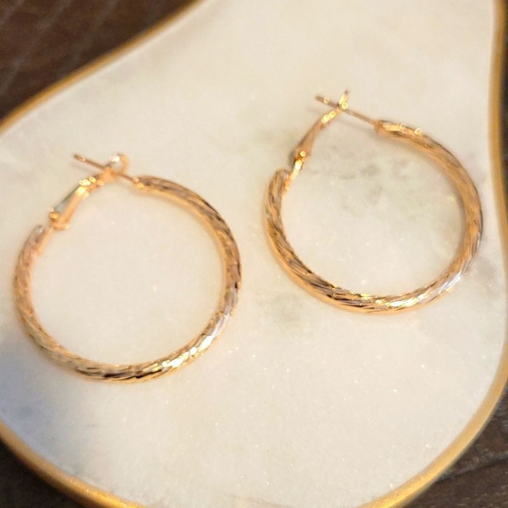 💥3/$12💥Etched Twist Gold Toned Hoop earrings 1.25 inch